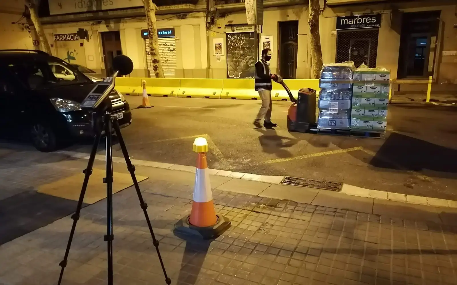 Mesura de soroll nocturna al carrer amb el sonòmetre sobre trípode