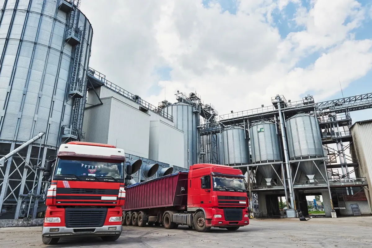 Camions estacionats a la zona de càrrega d’una planta industrial