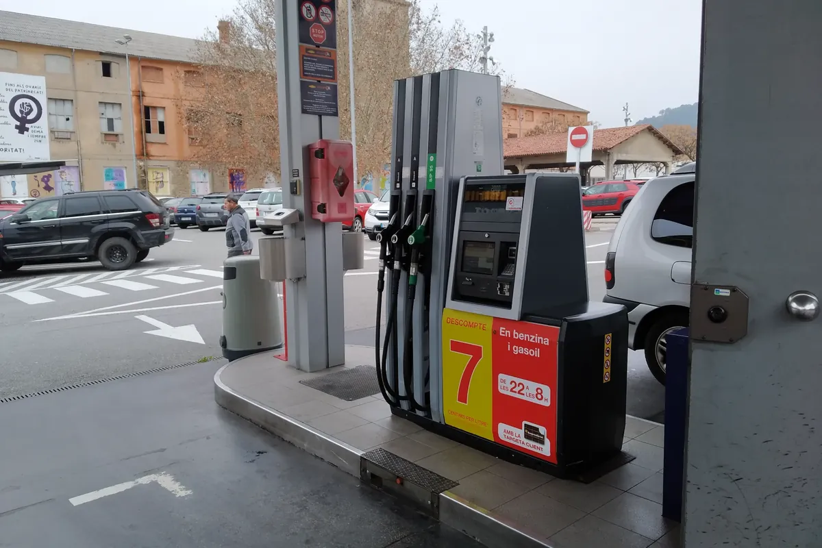 Tècnic d’eICON fent un control ambiental en una estació de servei