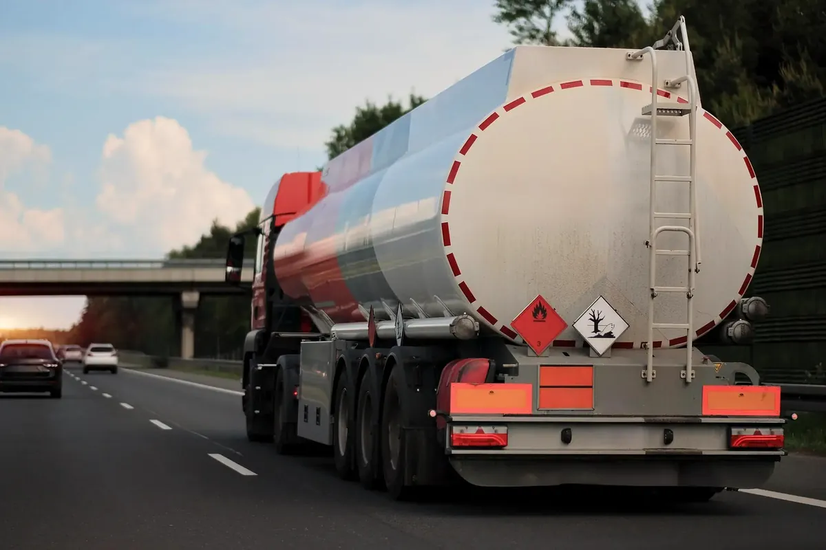 Camió cisterna amb plaques taronja ADR circulant per una autopista